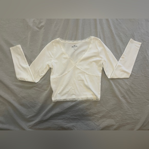 Hollister Tops - Hollister Cream Lace Trim Baby Tee